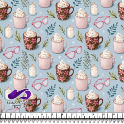 Café et bougie sur fond pastel