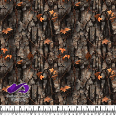 Écorce d'arbre texturée sombre avec des feuilles d'automne éparpillées