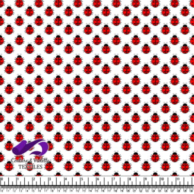 Motif de coccinelles rouges et noires sur fond blanc