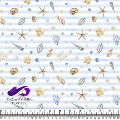 Coquillages, étoiles de mer et perles sur un tissu à rayures bleu clair et blanches
