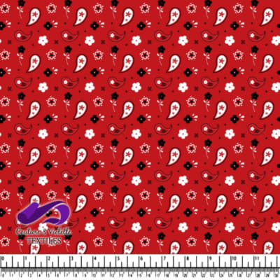 Tissu rouge avec des fleurs blanches et noires et des formes paisley