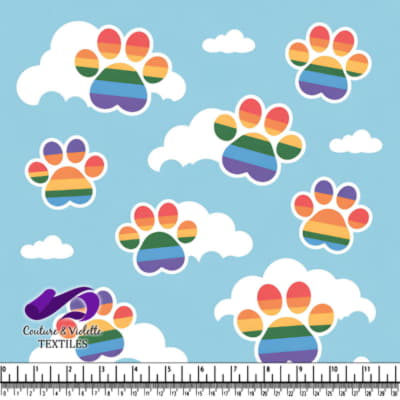 Impressions de pattes rayées arc-en-ciel parmi des nuages blancs dans un ciel bleu