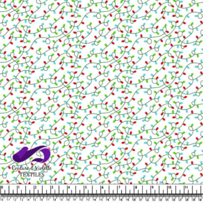 Motif de lumières de Noël colorées sur fil vert