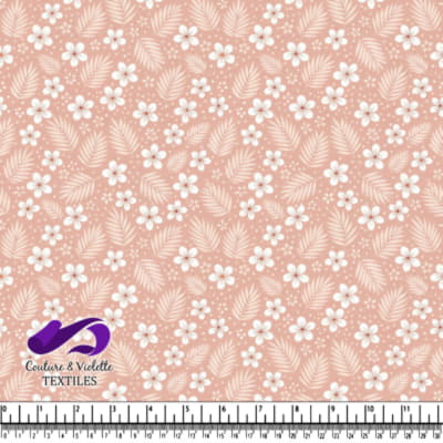 Motif floral tropical doux en rose avec des fleurs blanches et des feuilles de palmier