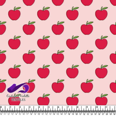 Pommes rouges avec feuilles vertes sur fond rose pâle