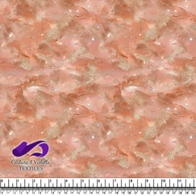 Tissu rose avec paillettes dorées et motif abstrait