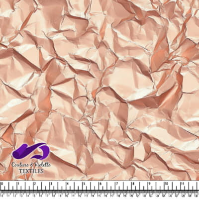 Texture froissée en métal brillant doré rose