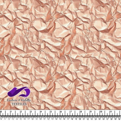 Texture froissée en métal brillant doré rose