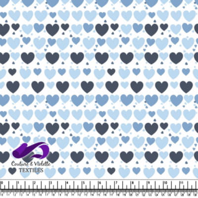 Motif de cœurs bleu et marine sur fond blanc