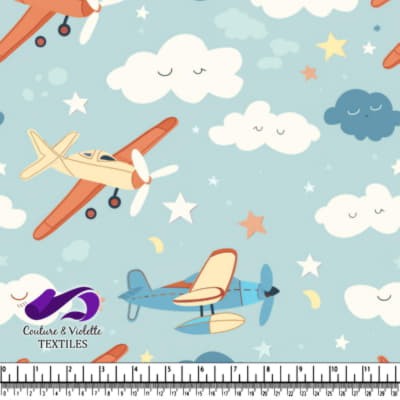 Avions vintage colorés volant parmi des nuages souriants et des étoiles sur un fond bleu clair