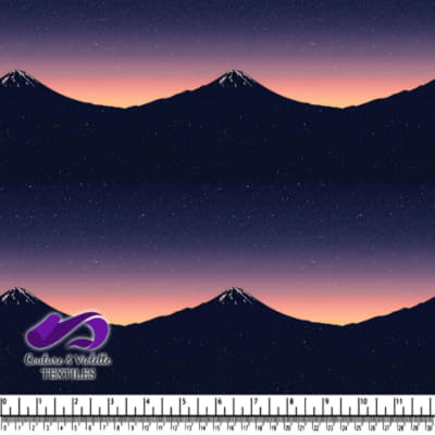 Silhouette de montagne sous un ciel étoilé au crépuscule