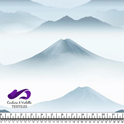 Paysage de montagnes superposées embrumé en douces teintes de bleu