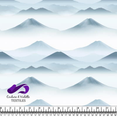 Paysage de montagnes superposées embrumé en douces teintes de bleu