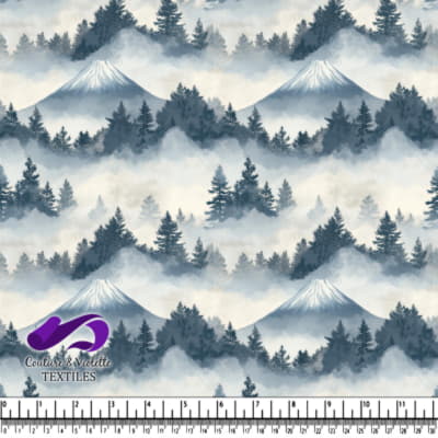 Paysage de Montagne Brumeux avec Sommet Enneigé et Pins