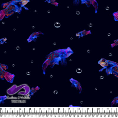 Poisson Betta Néon Nageant Avec des Bubbles sur Fond Sombre