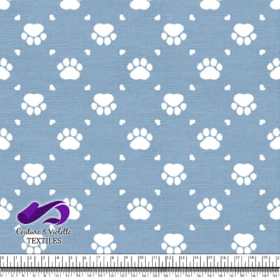 Chat - Pattes Entourées de Petits Cœurs sur Fond Bleu Ciel Clair