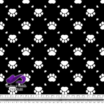 Chat - patte entourée de petits cœurs sur une texture noire